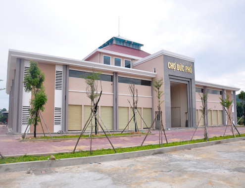 Khánh thành, đưa vào sử dụng hơn bốn tháng qua thế nhưng chợ mới Đức Phổ vẫn chưa có tiểu thương nào vào đây kinh doanh buôn bán. Ảnh:Trí Tín