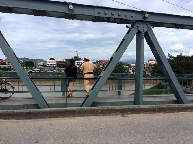 Đại úy Phương kịp thời khuyên nhủ người phụ nữ có ý định dại dột. Ảnh: CLS