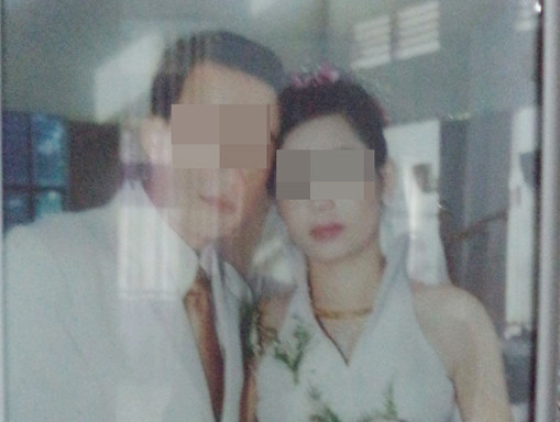 Chồng cuồng ghen đánh vợ như thời trung cổ 