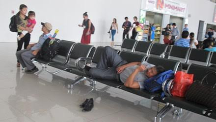 Khách xô ngã tiếp viên, đòi rời tàu bay vì chậm chuyến