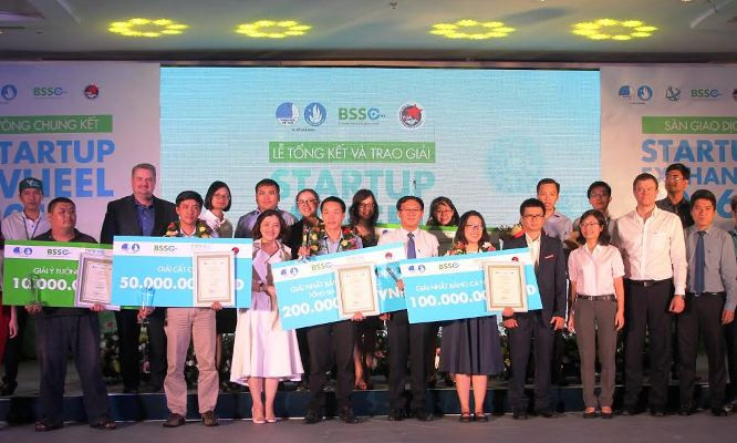 Các chủ nhân dự án khởi nghiệp tiêu biểu tham dự vòng chung kết chụp ảnh lưu niệm tại buổi tổng kết cuộc thi.