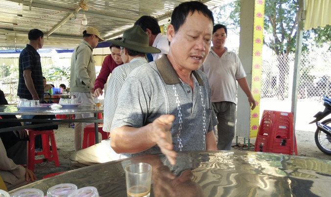 Người nhà đau buồn kể lại vụ việc.