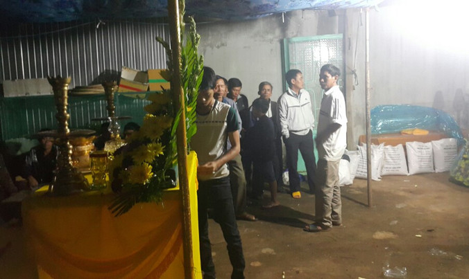 Gia đình tổ chức tang lễ cho em Bình.