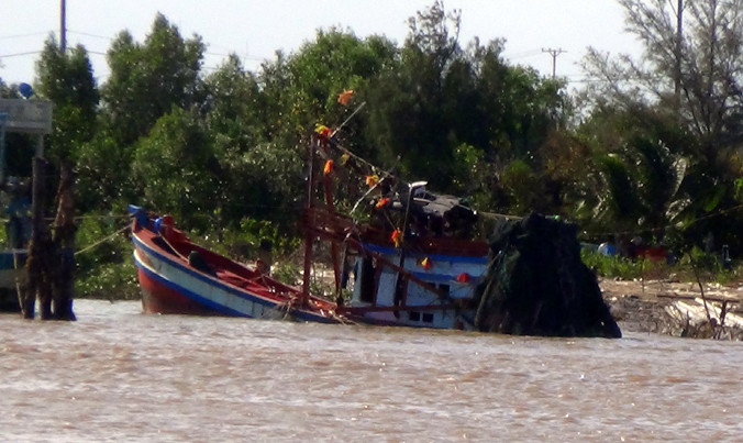 Chiếc tàu bị nạn mang biển số BL 9332 được trục vớt, đưa vào bờ để phục vụ điều tra.