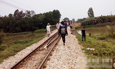 BẢN TIN ATGT: Bốn nữ sinh bị tàu hỏa đâm thương vong