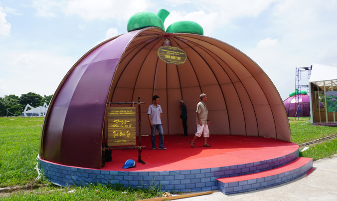 Không gian Đờn ca tài tử của mỗi tỉnh, thành được thiết kế mô phỏng theo hình trái măng cụt.