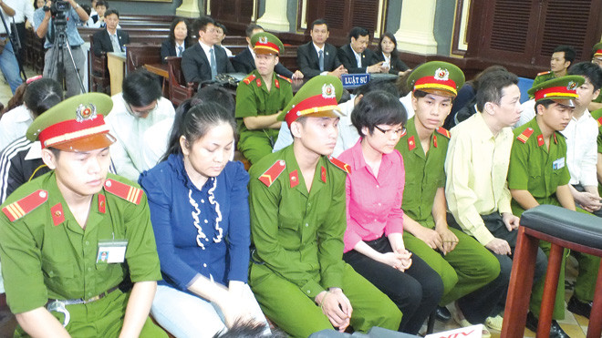 Phiên tòa kéo dài khiến những người dự khán lẫn bị cáo đều suy giảm sức khỏe