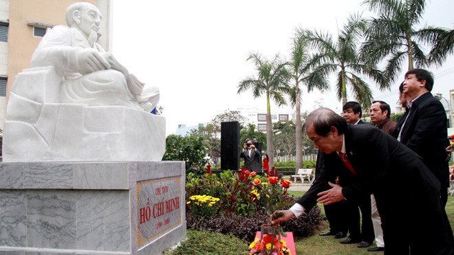 Giảng viên và sinh viên cùng dâng hoa trước tượng danh nhân