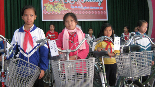 Trao xe đạp cho học sinh nghèo