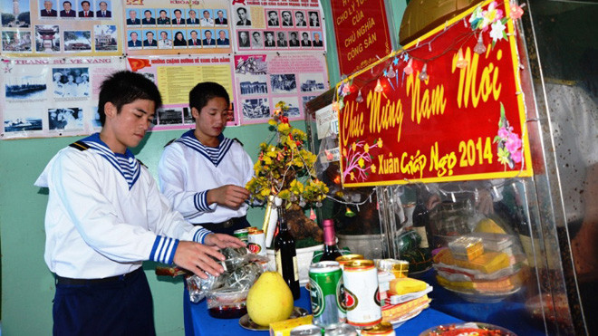 Chiến sĩ nhà giàn Phúc Tần B trang trí bàn thờ đón Tết sớm. ảnh: Tuấn Cường