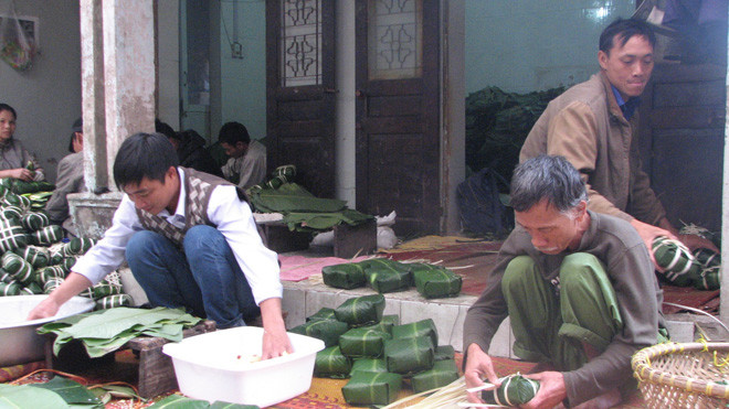  Làm bánh chưng ở làng Tranh Khúc. Ảnh: Quỳnh Nga