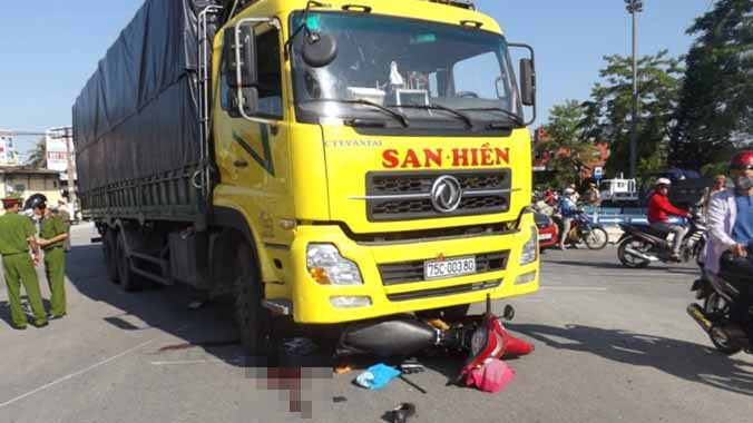 Hiện trường vụ tai nạn do Hải gây ra khiến 3 bố con thương vong. Ảnh: Đ. Thành.