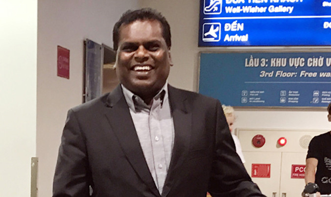 Luật sư Shanmugam tại sân bay Tân Sơn Nhất chiều nay. Ảnh: Quốc Thắng.