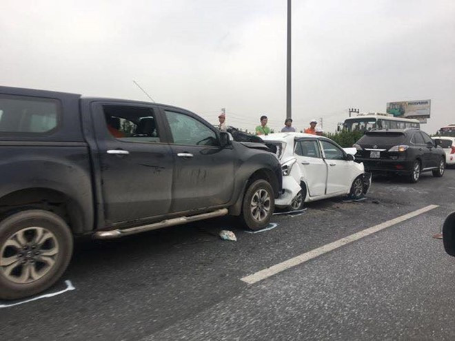 Vụ va chạm liên hoàn trên cao tốc Pháp Vân - Cầu Giẽ khiến 2 người bị thương phải nhập viện cấp cứu. Ảnh: Otofun.