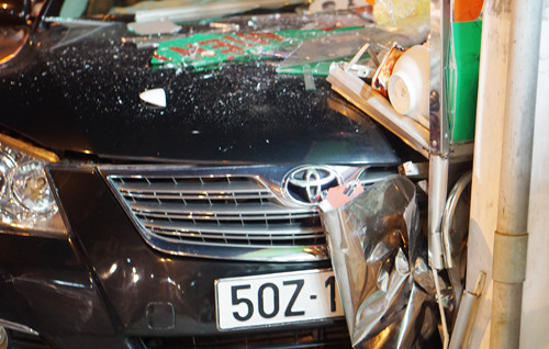 Ôtô đâm vào quán ăn. Ảnh: Nguyệt Triều.