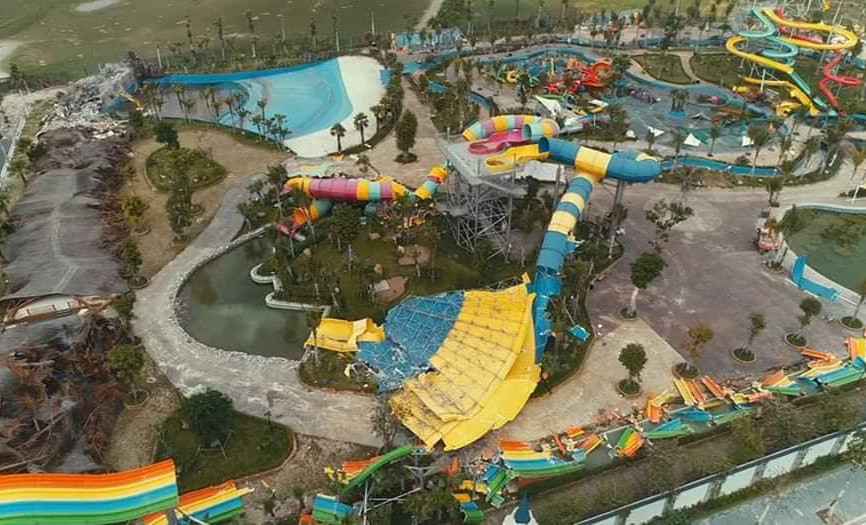 Lực lượng chức năng tiến hành tháo dỡ công trình sai phạm tại Công viên nước Thanh Hà.