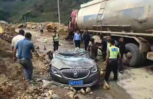 Xe con Buick xẹp lép.