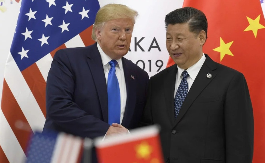 Tổng thống Mỹ Donald Trump và Chủ tịch Trung Quốc Tập Cận Bình gặp nhau bên lề Thượng đỉnh G20 hồi tháng 6 tại Nhật Bản. (Ảnh: AP)