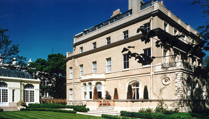 Dinh thự nằm ở khu phố lý tưởng ở London.