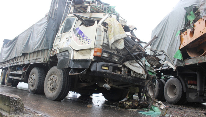 Xe tải bẹp nát đầu sau cú tông vào hông trái xe đầu kéo. 
