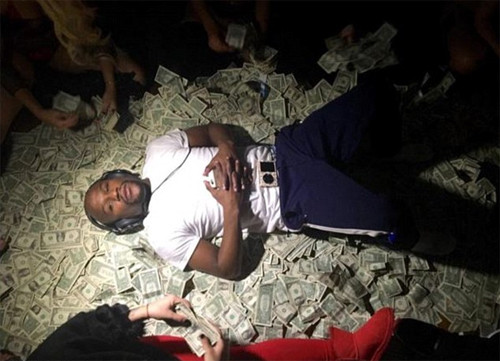 Mayweather rất hay khoe tiền.