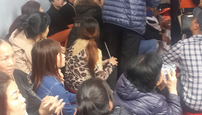 Các con bạc (đa số là phụ nữ) bị tạm giữ phục vụ điều tra.