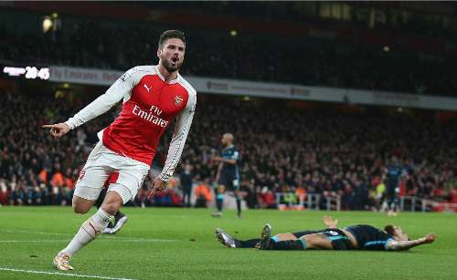 Giroud ghi bàn từ tình huống kiến tạo của Ozil. Ảnh: Reuters.