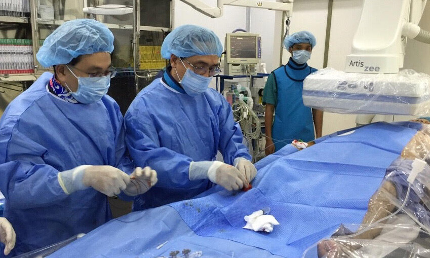 Các bác sĩ thực hiện đặt Stent bằng kỹ thuật tim mạch can thiệp.