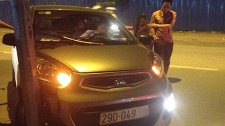 Tài xế tông chiếc xế hộp vào cột đèn chiếu sáng bên đường Kim Giang.