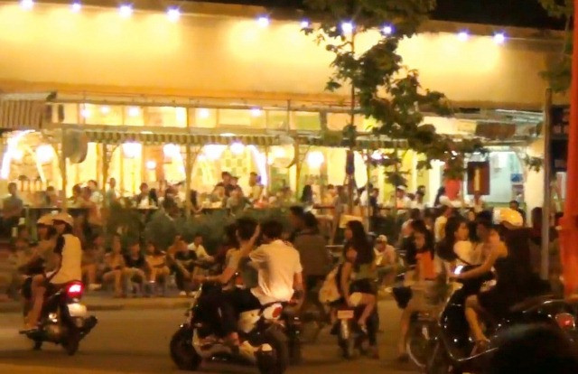 Hàng trăm bạn trẻ Huế hiếu kỳ tập trung trước tuyến đường Hà Huy Tập xem đánh nhau.