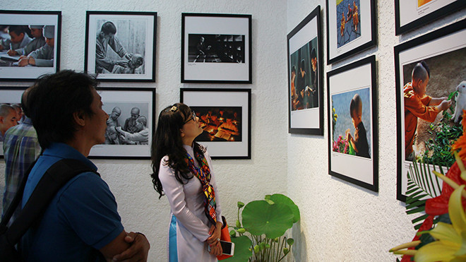 Khán giả tham quan triển lãm.