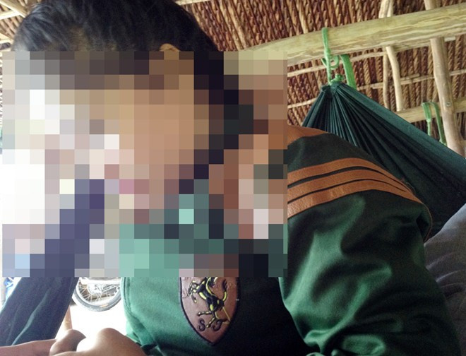 Nữ tiếp viên ngồi cùng võng với khách để chèo kéo bán dâm. Ảnh: Việt Tường.