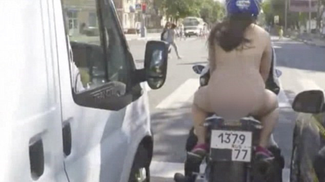 Người phụ nữ chỉ đội mũ bảo hiểm, còn lại không mặc bất cứ thứ gì. Nguồn: DM.