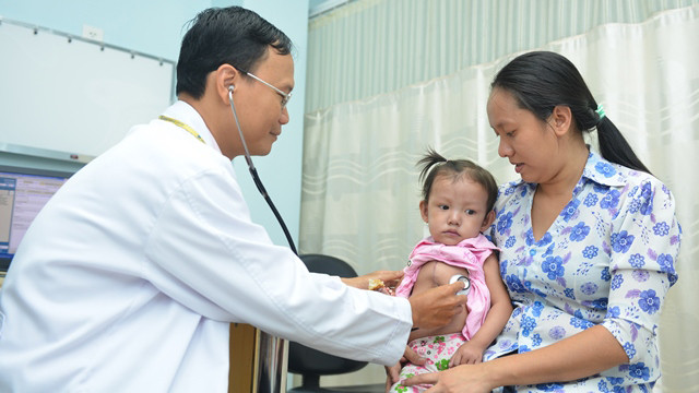 Bé T. tái khám sau hơn 2 tuần xuất viện. Ảnh do bệnh viện cung cấp.