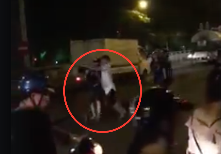 Nhóm thanh niên đánh người giữa đường được ghi lại. Ảnh cắt từ video.