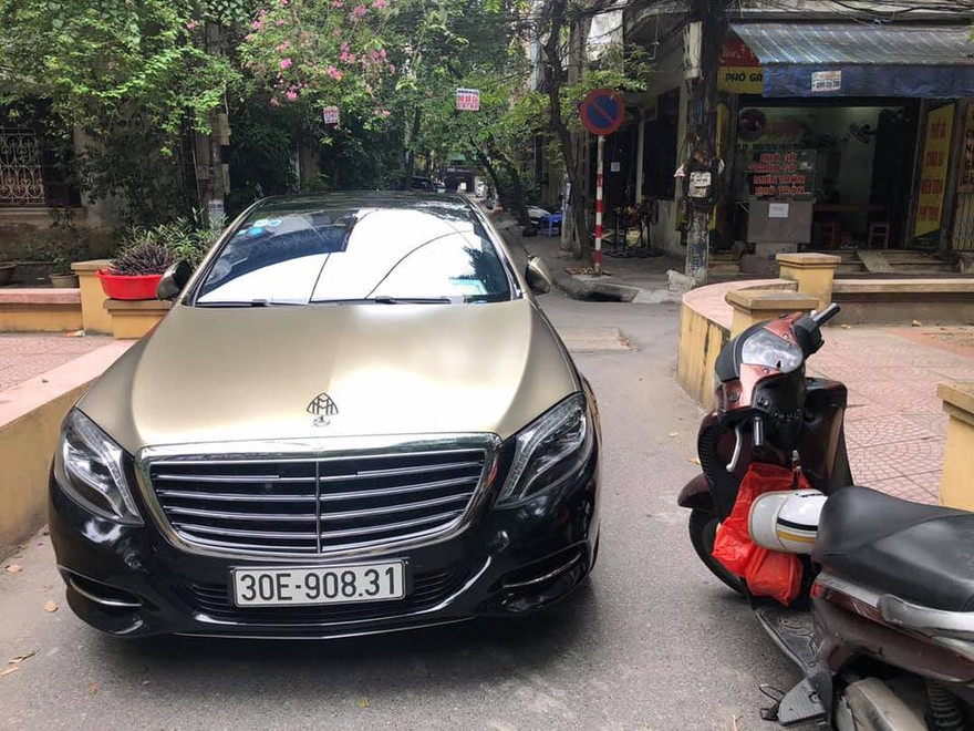 Sau khi xảy ra va chạm giao thông, lái xe ô tô đã đánh người đi đường gây thương tích.