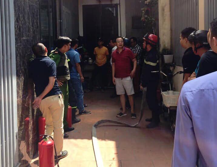 Lực lương chức năng có mặt tại hiện trường thuyết phục người đàn ông bỏ ý định tự tử. Ảnh: Công an Hà Nội.