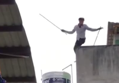 Hai kẻ tình nghi trộm cắp xịt hơi cay vào công an