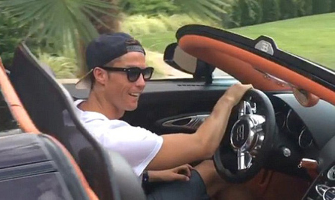 Như đã biết, không lâu sau khi cùng ĐT Bồ Đào Nha giành chức vô địch EURO 2016, siêu sao Ronaldo đã tự thưởng cho mình bằng cách chi ra số tiền 1,7 triệu bảng Anh để tậu siêu xe Bugatti Veyron 16.4 Grand Sport Vitesse màu đen.