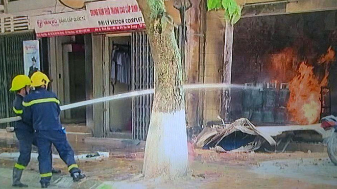 Lực lượng cứu hỏa ra sức dập lửa. Ảnh: Truyền hình Thái Bình