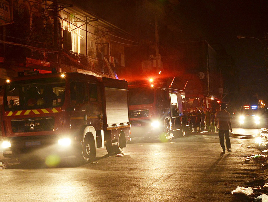 Lực lượng chữa cháy có mặt dập lửa.