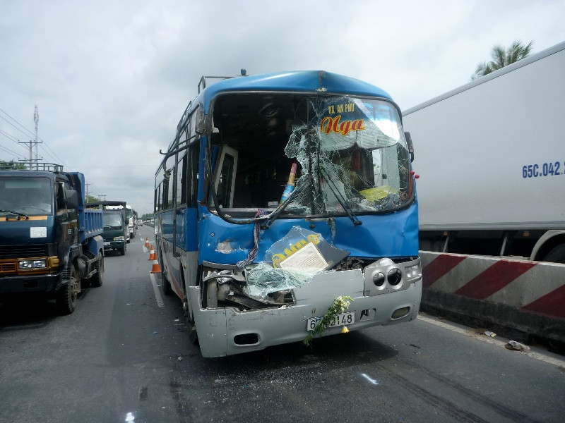 Xe ô tô khách bị hư hỏng nặng sau tai nạn.