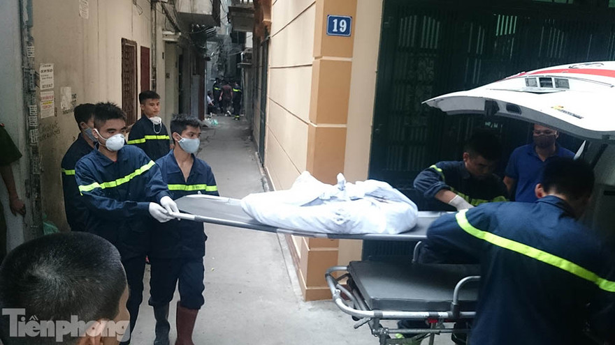 Thi thể các nạn nhân đang được di chuyển ra khỏi hiện trường. Ảnh: Thanh Hà