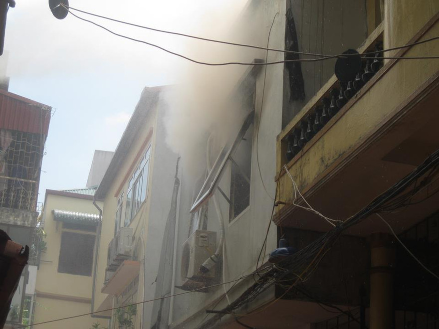 Khói bốc nghi ngút tại tầng 2 của ngôi nhà.