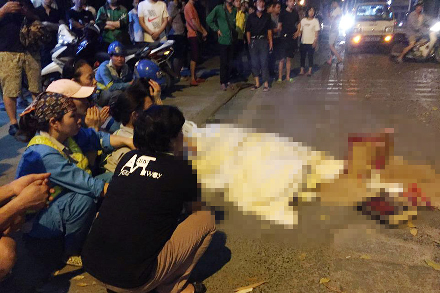 Người thân, đồng nghiệp không khỏi xót xa khi chứng kiến sự việc. Ảnh: N.T