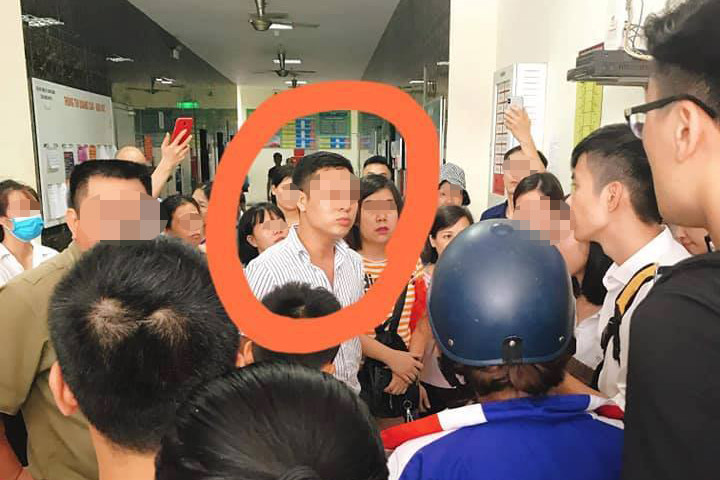 Nhiều người dân hiếu kỳ vây kín theo dõi vụ việc. Ảnh: FB