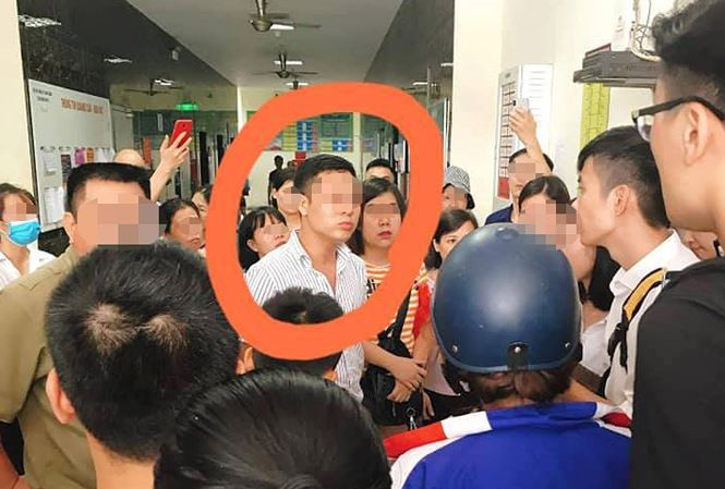 Người đàn ông bị vây kín sau khi cô gái tố cáo bị "đặt tay" lên đùi.