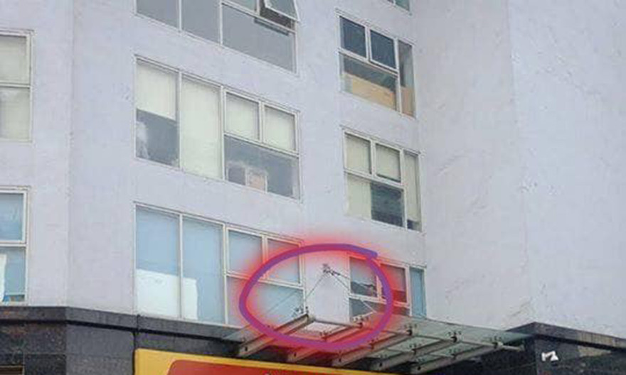 Khu vực mái kính tầng 1 nơi cháu bé rơi xuống. Ảnh: FB
