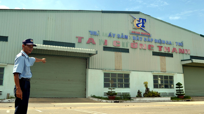 Bảo vệ một ngân hàng túc trực ở Tân Cường Thành. Ảnh: Thanh Trần