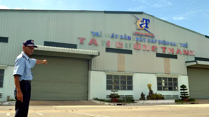 Bảo vệ một ngân hàng túc trực ở Tân Cường Thành. Ảnh: Thanh Trần
